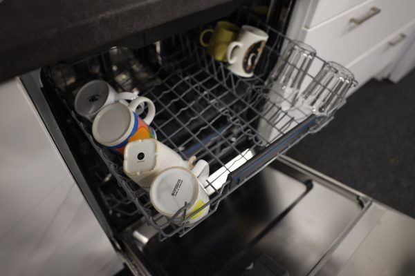 Siivoustarvikkeita, tikkaat, ajoramppi, keittiötarvikkeita, tuoli 3 kpl (8) - Image 17