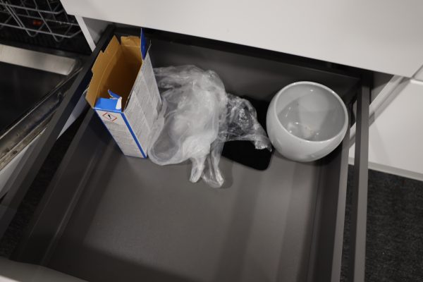 Siivoustarvikkeita, tikkaat, ajoramppi, keittiötarvikkeita, tuoli 3 kpl (8) - Image 10
