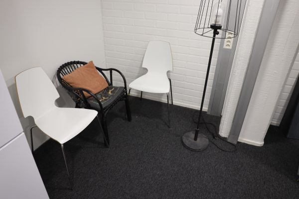 Siivoustarvikkeita, tikkaat, ajoramppi, keittiötarvikkeita, tuoli 3 kpl (8) - Image 6