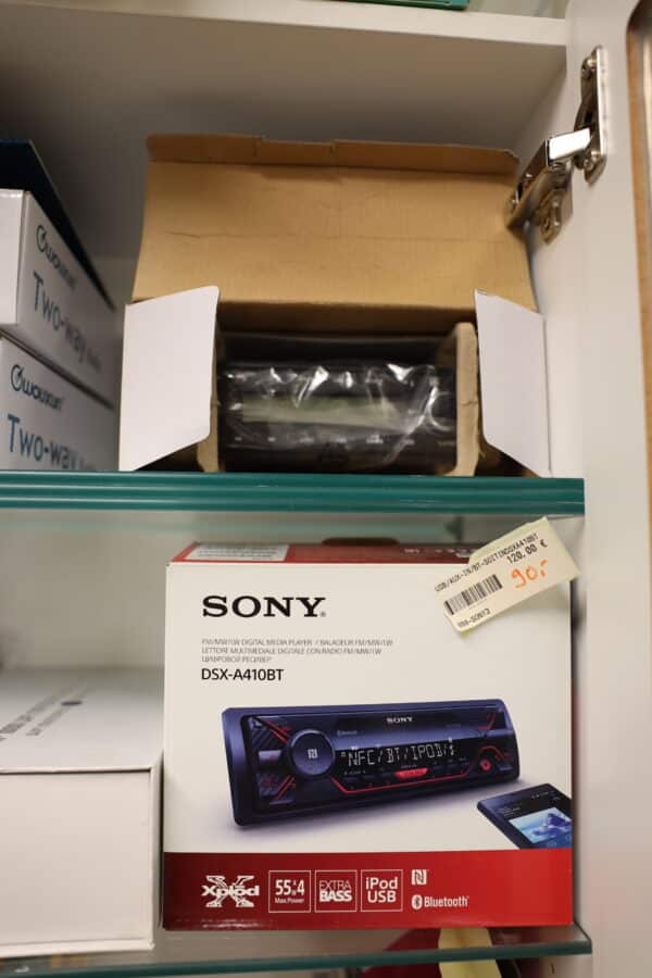 Radiopuhelimet, auto radioita, taskulamppuja, pattereita, kypäräkamera yms... (18) - Image 31