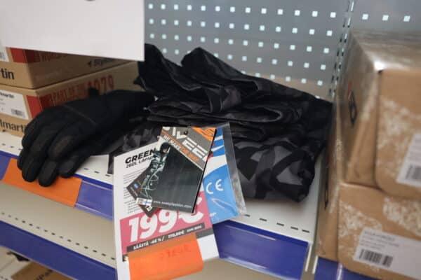 Ajokenkiä 6 paria, hanskat ja ajohousut (32) - Image 6