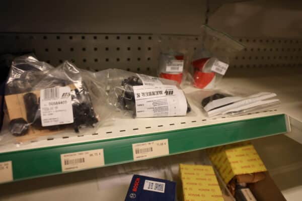 Kuorma-auto tarvikkeita, pistokkeita, kulmaniveliä, sähkötarvikkeita ja starttimoottori (31) - Image 47