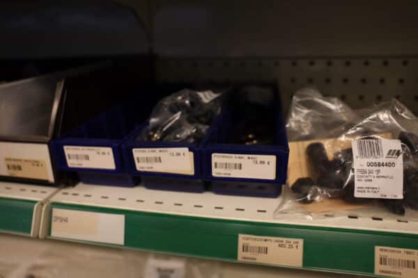 Kuorma-auto tarvikkeita, pistokkeita, kulmaniveliä, sähkötarvikkeita ja starttimoottori (31) - Image 49