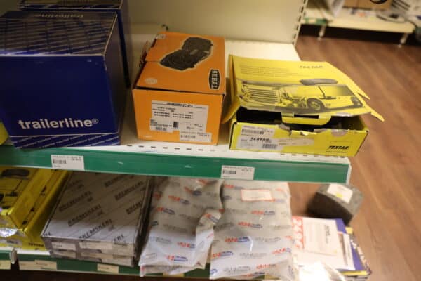 Kuorma-auto tarvikkeita ja lisävalojen suojakalvosarjoja (35) - Image 62