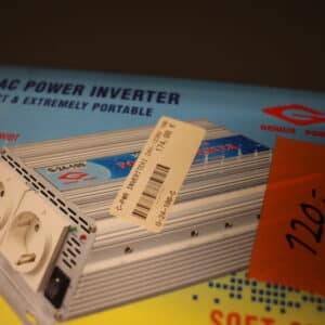 Inventteri 2 kpl, polttoainetankki 2 kpl, latauskaapeli, lämmitysjohtoja (39)
