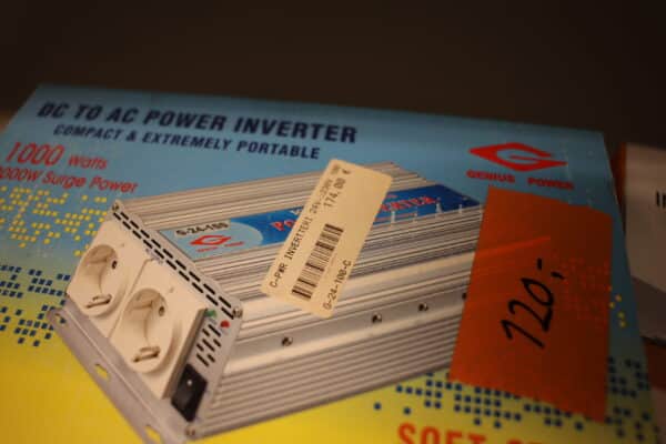 Inventteri 2 kpl, polttoainetankki 2 kpl, latauskaapeli, lämmitysjohtoja (39)