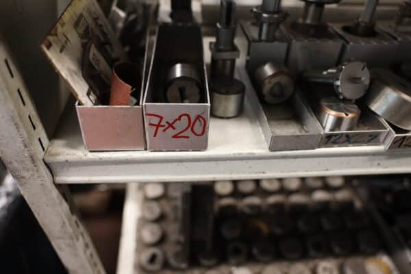 Levytyöstö koneiden työkaluja, hylly 2 kpl ja pöytä (H27) - Image 14