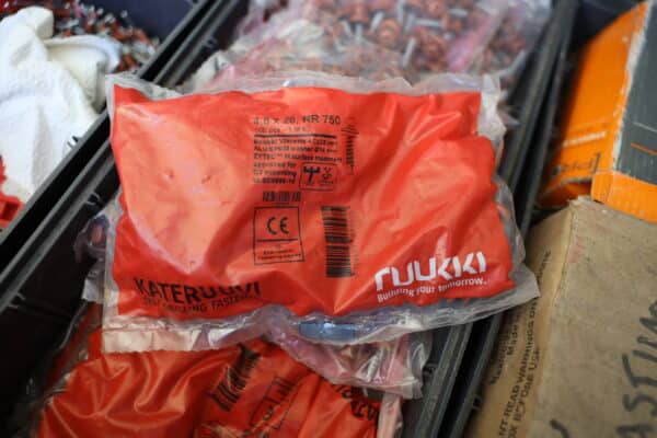 Peltikattotarvikkeita iso erä (14)