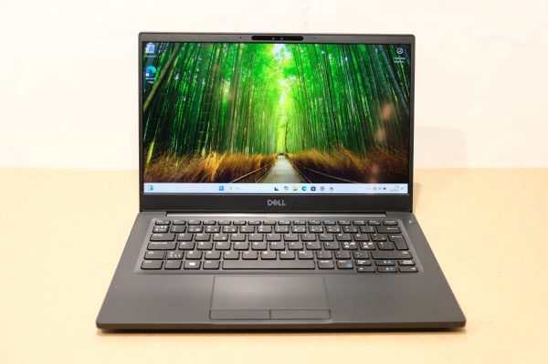 DELL Latitude 7390 kannettava tietokone (NT122)