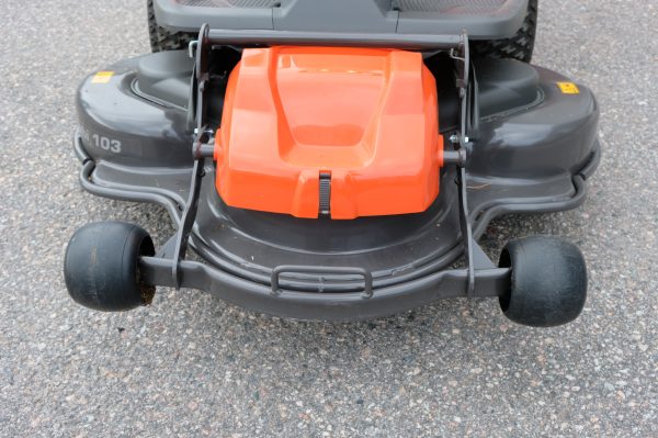 Husqvarna R 216T AWD ajettava ruohonleikkuri (G1000) - Image 17