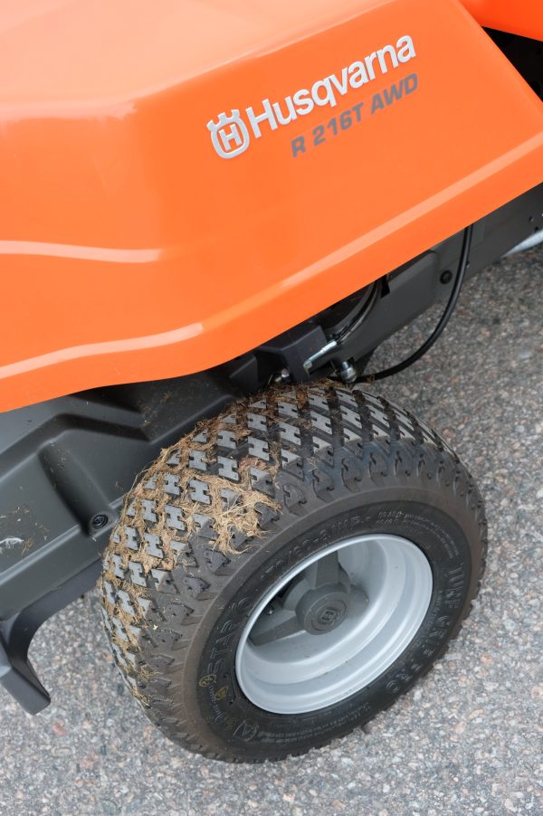 Husqvarna R 216T AWD ajettava ruohonleikkuri (G1000) - Image 28