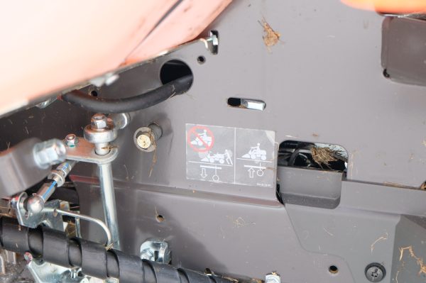 Husqvarna R 216T AWD ajettava ruohonleikkuri (G1000) - Image 4