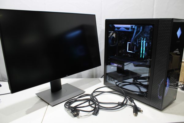 HP Omen GTI3 30L tietokone ja Dell Ultrasharp 27'' näyttö (TK2000)