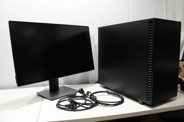 Blackstorm pelitietokone ja Dell Ultrasharp 27'' näyttö (TK2003)