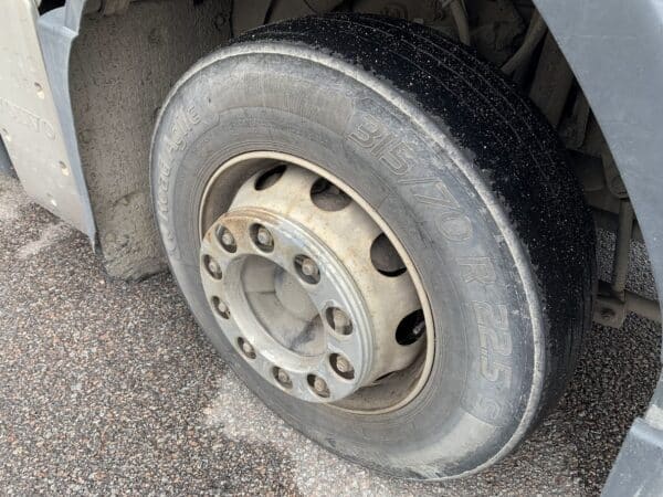 Volvo FM330 - Image 17