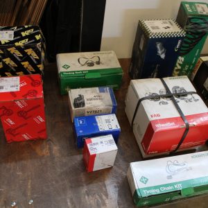 Jakohihnoja, starttimoottori, jarrulevyjä, jouset, jarrupaloja yms... (AA12)