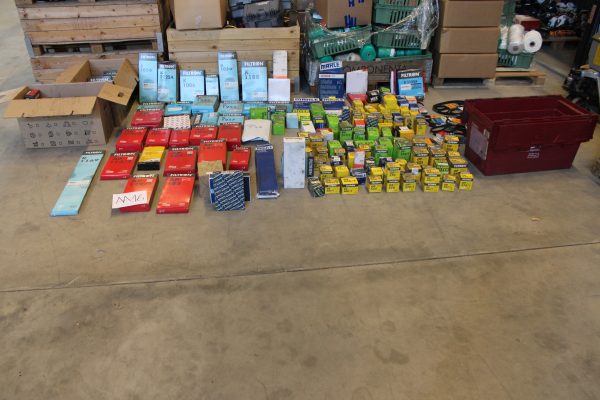 Öljynsuodattimia, hihnoja, raitisilmasuodattimia yms.. (AA16)
