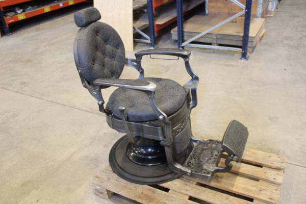 Parturi tuoli, peili ja apupöytä (N52)