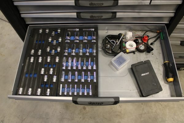 Boxo työkaluvaunu työkaluineen ja rasvaprässi (TK76) - Image 20