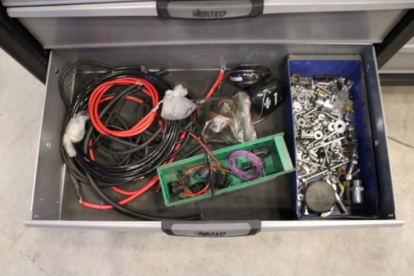 Boxo työkaluvaunu työkaluineen ja rasvaprässi (TK76) - Image 23