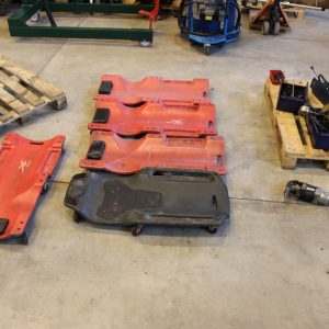 Korjaamoalusta 5 kp, pukki 3 kpl, pulttipyssy ja käsityökaluja (TK116)