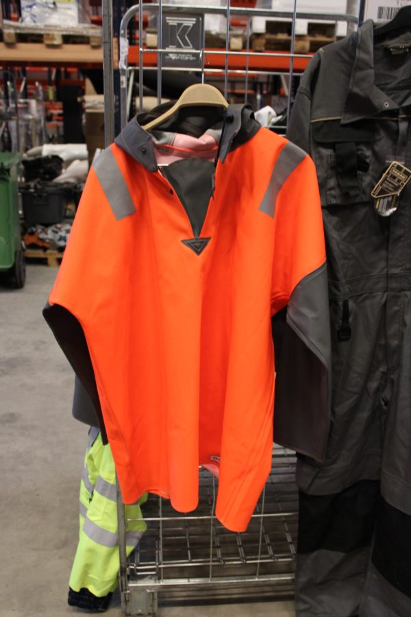 Työhousuja, takkeja, sadeasuja, hanskoja, valjaat yms... (SN21) - Image 39