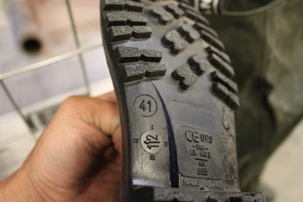 Työhousuja, takkeja, sadeasuja, hanskoja, valjaat yms... (SN21) - Image 47