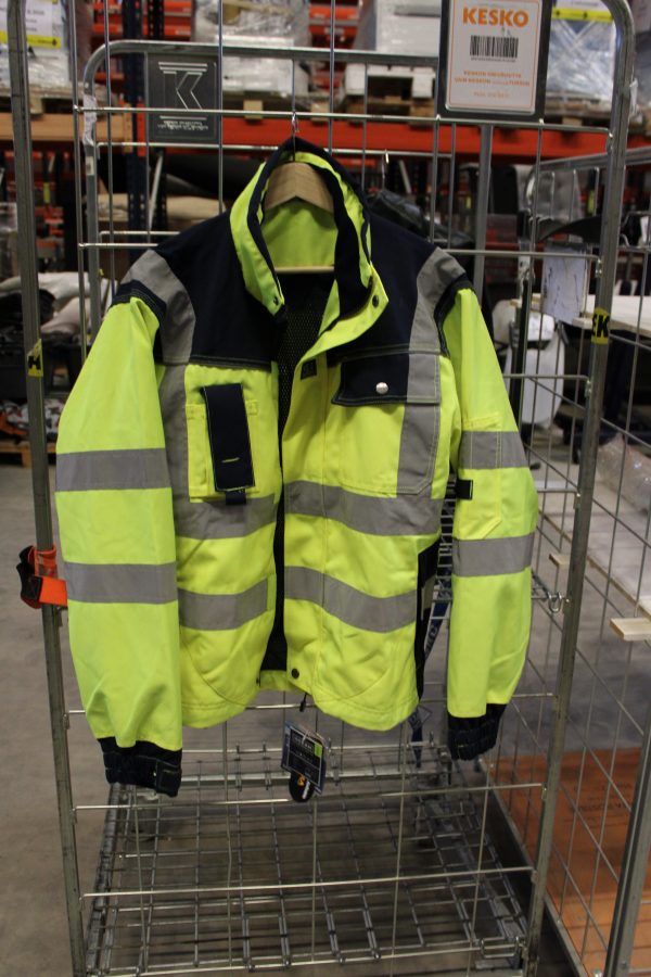 Työhousuja, takkeja, sadeasuja, hanskoja, valjaat yms... (SN21) - Image 55