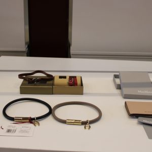 Max Mara lompakko & Aigner kaulakorut (NI76)
